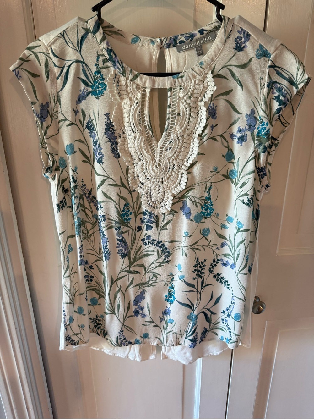 Daniel Rainn White Floral Crochet-Trim Cap Sleeve Blouse